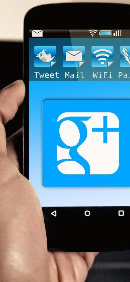 vnp App 首屏界面截图，深色底上排列着连接状态指示与主操作按钮，界面简洁肃静